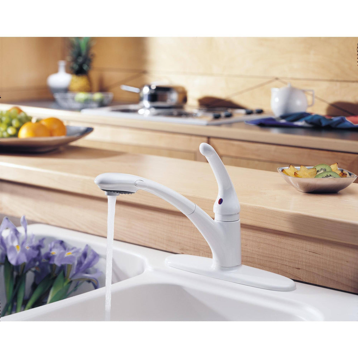 Delta 470-WH-DST Signature Kitchen Faucet with Single-Handle Pull-Out Design in White